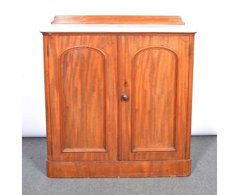 Victorian mahogany cupboard, marble top, rounded corners, arched panelled doors enclosing a shelf, plinth base, width 83cm, d