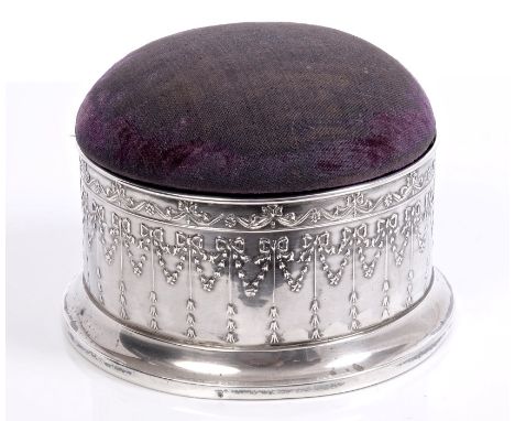 Edwardian silver ring box / pin cushion of circular form, with classical bow and swag decoration with fitted interior and dom