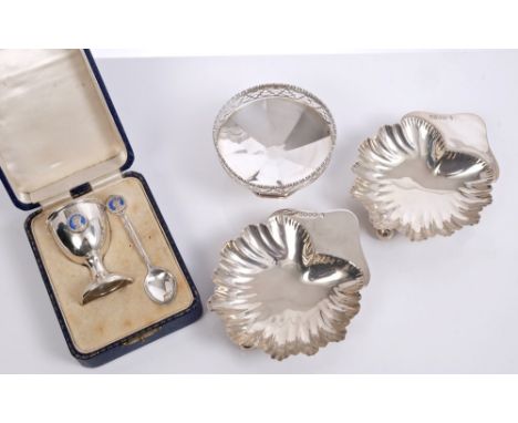 Pair of Victorian silver butter shells of conventional form, on three ball feet (London 1888), 1930s silver dish of circular 