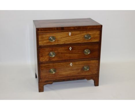 Regency mahogany crossbanded chest of drawers of small size with three graduated drawers on bracket feet, 75cm wide x 44cm de