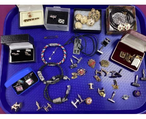 An Assortment of Gent's Jewellery, to include novelty "925" boot cufflinks, RAF cap badge, enamel inlaid pin badges, gilt ton