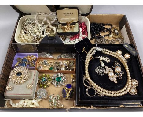 A Mixed Lot of Assorted Costume Jewellery, including brooches, bead neckaces, imitation pearls, assorted clip on earrings, cu