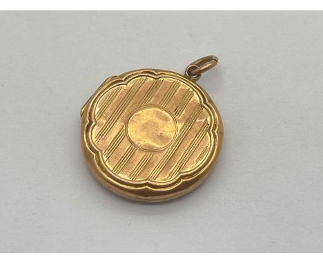 An Antique 9ct Gold Photo Locket Pendant, allover engine turned pattern with plain cartouche to centre (damaged).