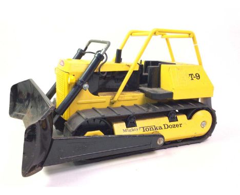 GROUP OF TOY VEHICLES, including a Tonka dozer, a Dickie Sppielzeung radio-controlled car and other toy vehiclesTonka dozer 4