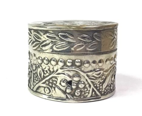 GROUP OF MIXED SILVER AND SILVER PLATED ITEMS, including a silver topped trinket box, silver topped shoe horn, cased and silv