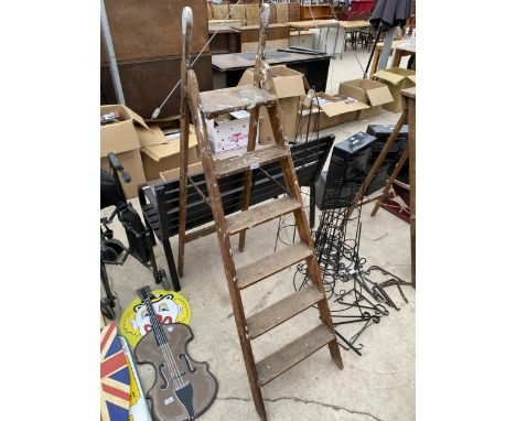 A VINTAGE FIVE RUNG WOODEN STEP LADDER 