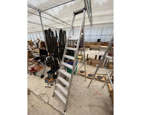 A YOUNGMAN ALUMINIUM 7 RUNG STEP LADDER 