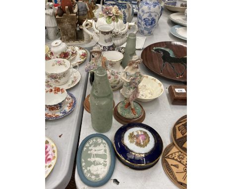 A QUANTITY OF CERAMIC ITEMS TO INCLUDE LEONARDO COUNTRY FOLK, LIMOGES TRINKET BOX, VINTAGE BOTTLES WITH MARBLE STOPPERS, CAPO