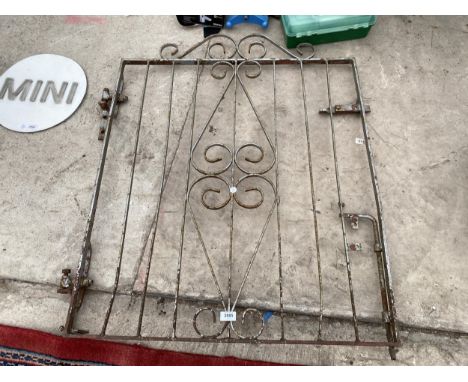 A WROUGHT IRON GARDEN GATE (H:102CM) (W:82CM) 