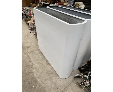 A TALL WHITE FIBRE GLASS TROUGH PLANTER (H:120CM W:133CM D:35CM) 
