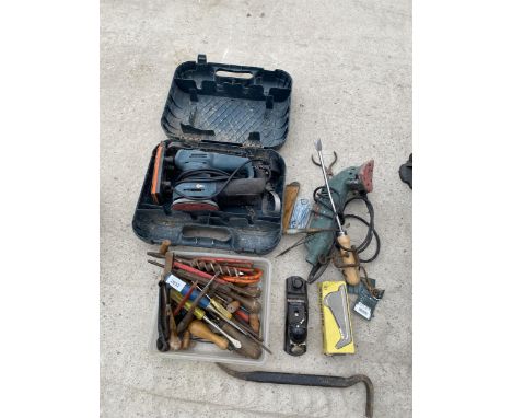 AN ASSORTMENT OF TOOLS TO INCLUDE A ROTARY ELECTRIC SANDER, A BOSCH DETAIL SANDER AND A STANLEY WOOD PLANE ETC 