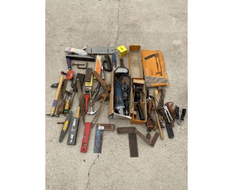 AN ASSORTMENT OF TOOLS TO INCLUDE A BOSCH ANGLE GRINDER, FILES AND SET SQUARES ETC 