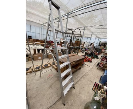 A YOUNGMAN ALUMINIUM 7 RUNG STEP LADDER 