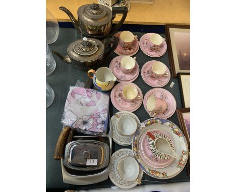 A MIXED LOT TO INCLUDE PINK VICTORIAN CUPS AND SAUCERS WITH BIRD AND FLORAL DESIGN, A GRAY'S POTTERY JUG DESIGNED BY SUSIE CO