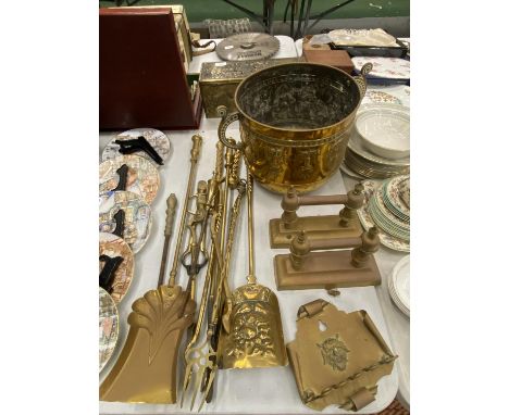 A QUANTITY OF BRASSWARE TO INCLUDE A PLANTER, COMPANION SETS, ETC 