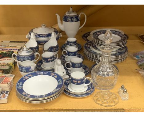 A WEDGWOOD 'BLUE SIAM' PART DINNER SERVICE TO INCLUDE VARIOUS SIZES OF PLATES, BOWLS, SERVING DISHES, SAUCE BOATS, A TUREEN, 