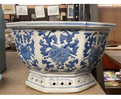 A MODERN CHINESE BLUE AND WHITE PLANTER JARDINIERE 