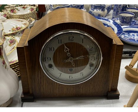 A VINTAGE MAHOGANY CASED WESTMINSTER CHIMING MANTLE CLOCK 