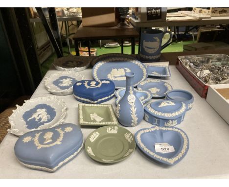 A QUANTITY OF WEDGWOOD AND WEDGWOOD STYLE JASPERWARE TO INCLUDE WALL PLAQUES, PLATES, A TANKARD, TRINKET DISHES, PIN TRAYS, E