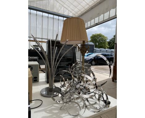 AN ASSORTMENT OF LIGHT FITTINGS AND LAMPS 