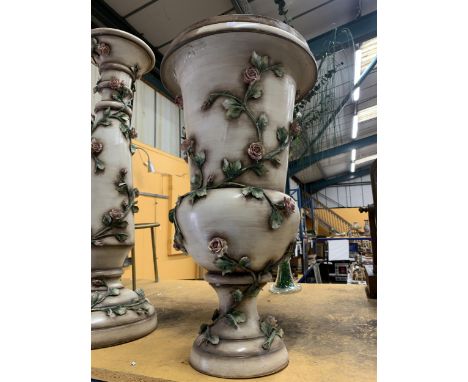 A LARGE CERAMIC URN SHAPED PLANTER WITH CLIMBING ROSE DECORATION HEIGHT 67CM 