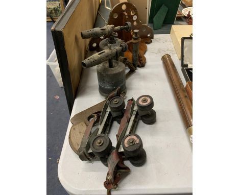 A MIXED VINTAGE LOT TO INCLUDE ROLLER SKATES, BLOW LAMPS, A TOY WOODEN GUN AND A MAHOGANY CORNER SHELF 