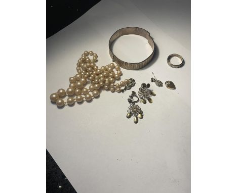 VARIOUS SILVER ITEMS TO INCLUDE A HALLMARKED BIRMINGHAM BANGLE, RING, EARRINGS, LOCK, SILVER CLASP PEARLS ETC 