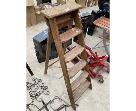 A VINTAGE FIVE RUNG WOODEN STEP LADDER 