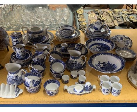 A LARGE PART BURLEIGHWARE 'WILLOW PATTERN' DINNER SERVICE TO INCLUDE VARIOUS SIZES OF PLATES, BOWLS, SERVING BOWLS, CREAM AND