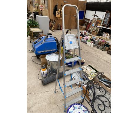 A FIVE RUNG MACALLISTER ALUMINIUM STEP LADDER 