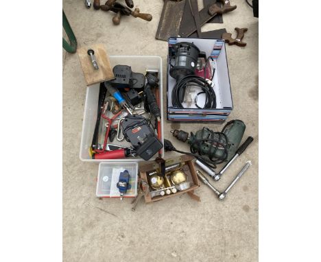 AN ASSORTMENT OF TOOLS TO INCLUDE A MINIATURE VICE, A DRILL AND A WORK LIGHT ETC 