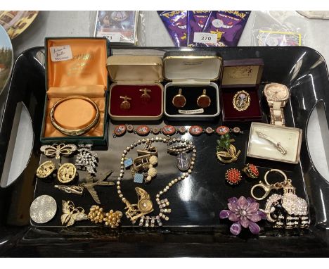 A QUANTITY OF COSTUME JEWELLERY TO INCLUDE A MICRO MOSAIC BRACELET, BOXED CUFFLINKS, BOXED BANGLE, BROOCHES, EARRINGS, A WATC