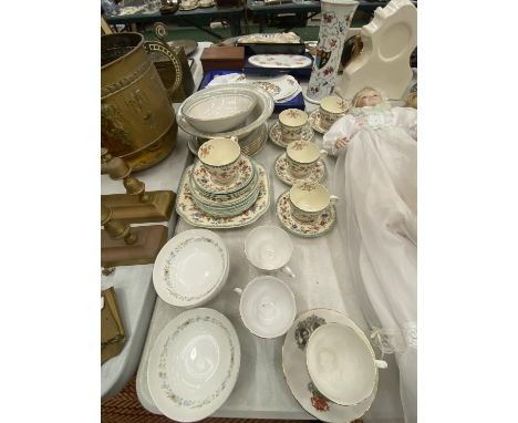 A QUANTITY OF VINTAGE TEAWARE TO INCLUDE COPELAND SPODE 'ROYAL JASMINE' CAKE PLATE, CUPS, SAUCERS AND SIDE PLATES, ROYAL DOUL