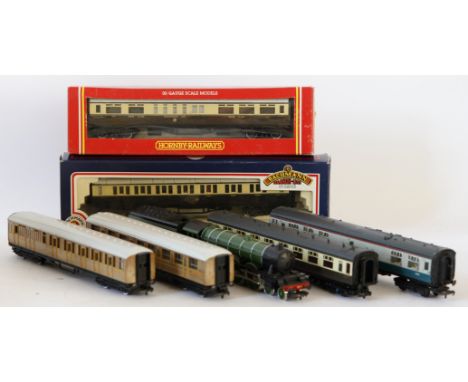 Seven boxed coaches, eleven unboxed coaches and a unboxed Flying Scotsman set
Comprising a 4-6-2 locomotive no. 4472 'Flying 