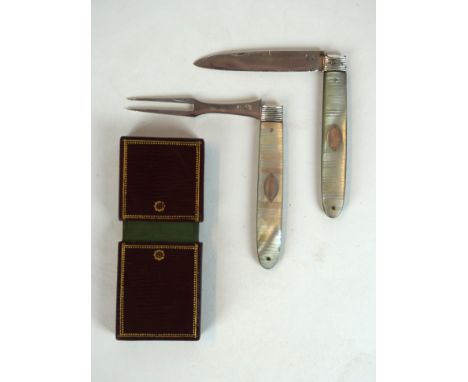 A pair of Georgian hallmarked silver bladed and mother of pearl handled knife and fork set
The banded mother of pearl surroun