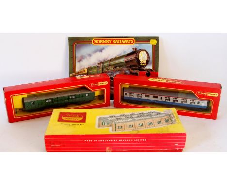 A quantity of Triang Hornby and Triang railways '00' gauge railway items
Including a battle space R.671 multiple ground to ai