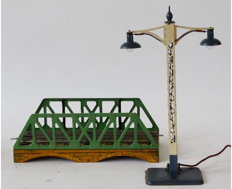 Two Hornby '0' gauge accessories 
Comprising an electrical viaduct centre section only of the viaduct contained in a green bo