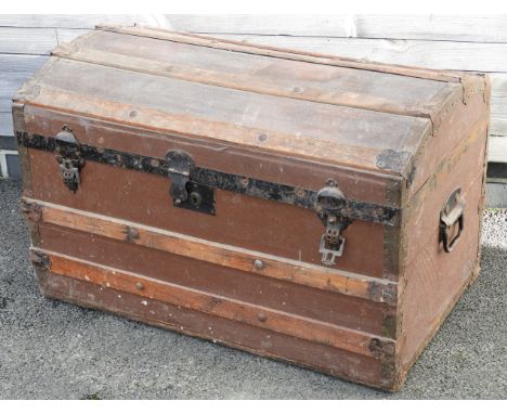 DOMED TRAVEL TRUNK 