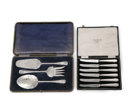 AN EDWARDIAN SILVER THREE PIECE DESSERT SERVING SET, London 1905, comprising engraved taper handle pastry server, serving for