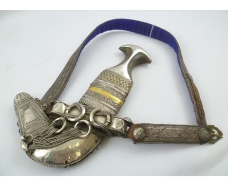 AN OMANI KNANJAR DAGGER IN SCABBARD with finely wire worked belt, gold mounted silver item of some status, with horn handle t