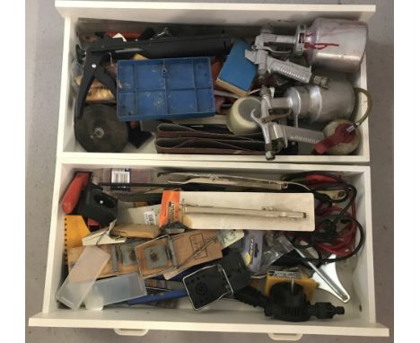 2 trays of assorted tools and accessories.  To include: paintbrushes, crowbar, jump leads, packaged window stays and spray gu