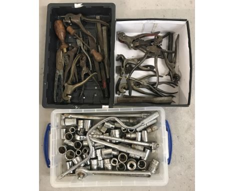 2 trays of vintage hand tools. Together with a vintage socket set.  To include a quantity of saw tooth setting tools, glass c