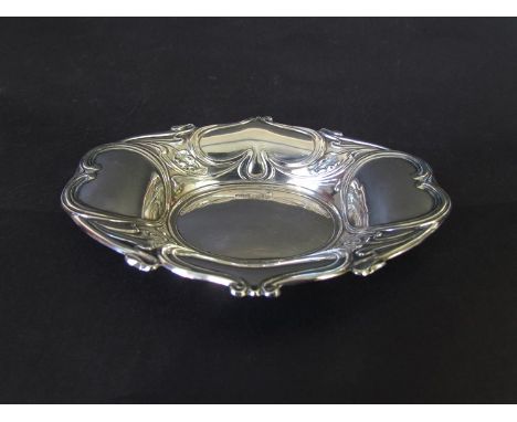 A James Dixon & Sons silver Art Nouveau pin dish, Sheffield 1906, 13cm long, 32g 