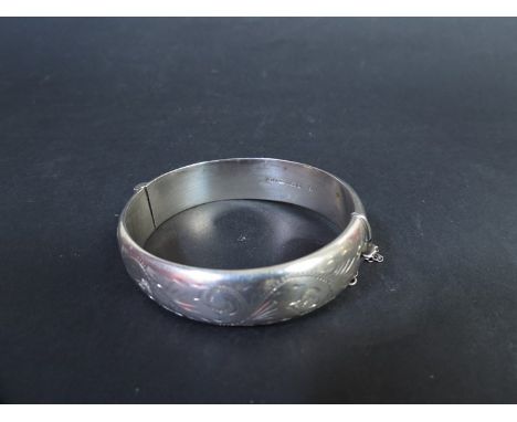 A Joseph Smith & Sons silver stiff-hinge bangle with scrolled foliate engraving, Birmingham 1995