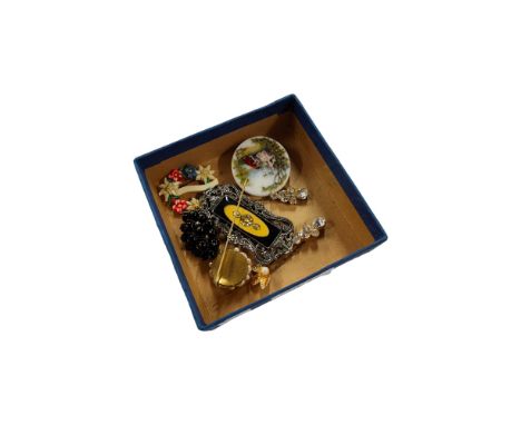 BOX OF VINTAGE BROOCH AND STICK PINS 