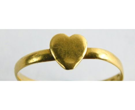 A 22ct gold wedding band, set with heart motif, ring size O½, 1.6g.