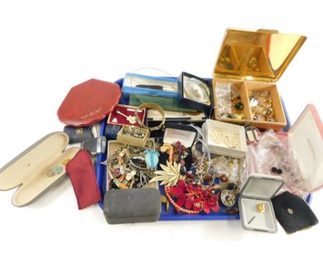 Assorted costume jewellery, to include Middle Eastern red agate set bangle, brooches, mother of pearl handled butter knives, 