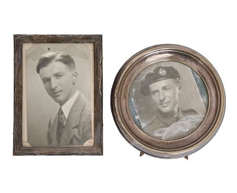 An Edwardian circular silver photograph frame, backed on wood, 15cm diam, by Saunders &amp; Shepherd, Birmingham 1908 and an 