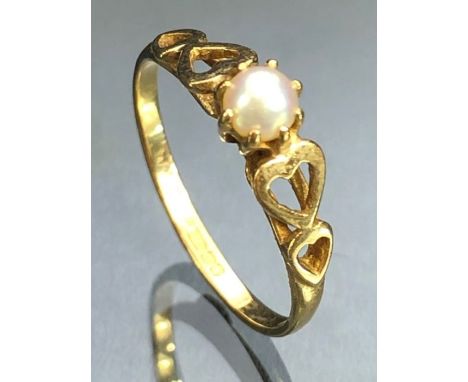 9ct Gold ring set with a single Pearl and with Gold heart shaped shoulders approx size 'M'