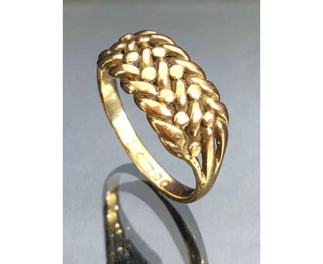 9ct Gold ring of twisted design approx size 'R' &amp; 4g